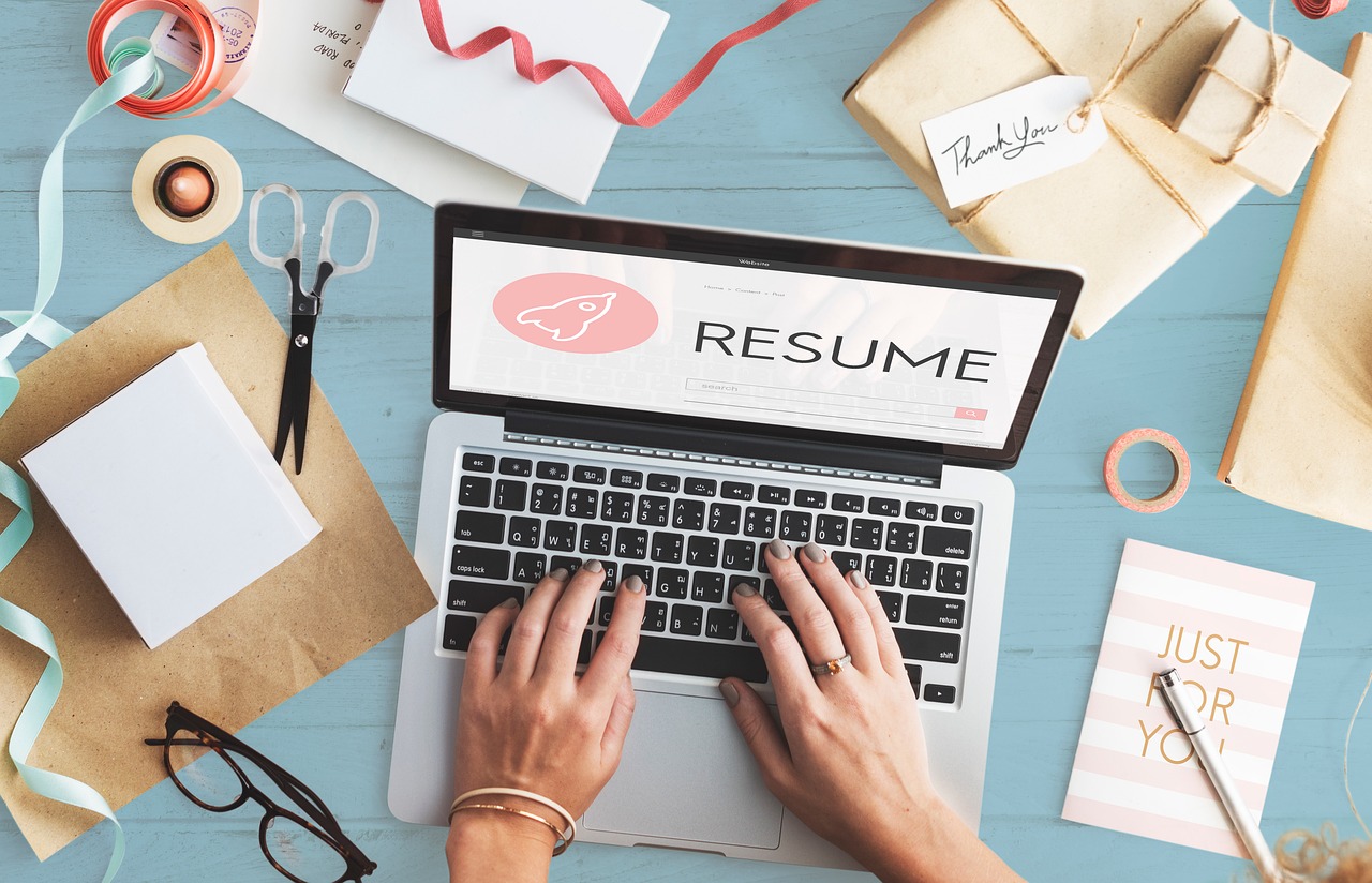 resumaic-resume-10132259_1280 CV GRATUIT
